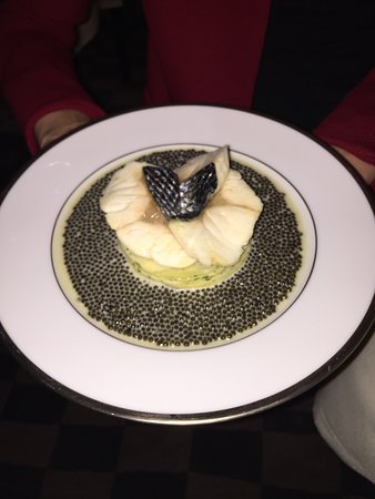  L’Ambroisie signature dishes Chaud-froid D'auf Mollet À la Moscovite Caviar Golden
Navarin de Homard Et Pommes de Terre Au Romarin
Sea Bass